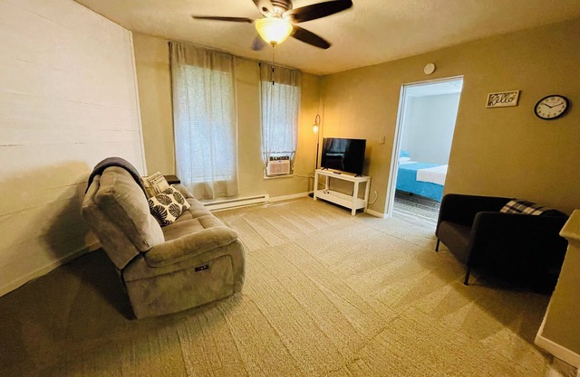 Stay on Spring, Sleeps 4, Spacious, DTSF, Pet Friendly, #3