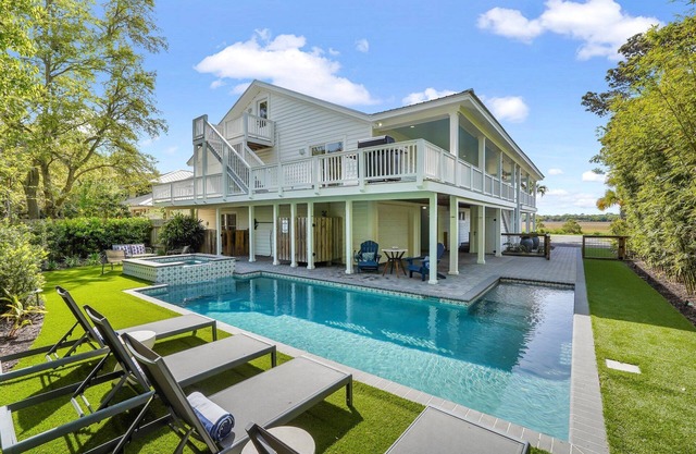 Stay Salty: A Spacious 6-Bedroom Home with Marsh Views in Saint Simons Island, GA, Perfect for Family Getaways!