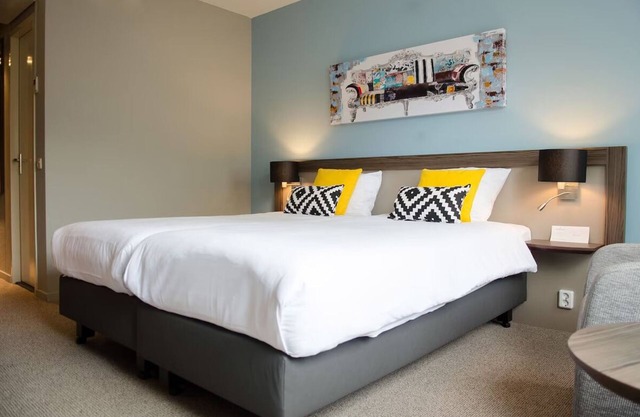 Stay Where Cozy Meets Convenient — Dine, Rest & Explore!