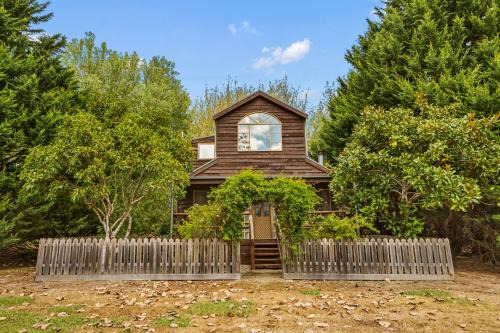 StayAU The Loft 1BR Rustic Picturesque Cottage