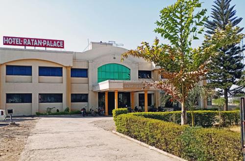 STAYMAKER Hotel Ratna Palace