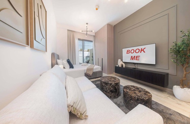 StayShort - Elegant Studio in JVT Sleeps 3 with Balcony