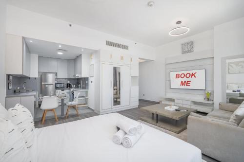 StayShort - Stylish Studio Apartment in Tecom's Prime Location