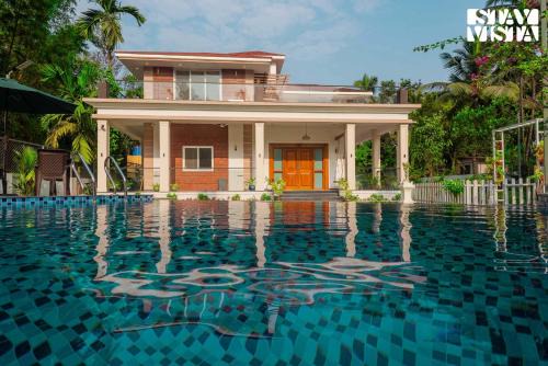 StayVista at 27 Flora with Lawn, Pool, WiFi