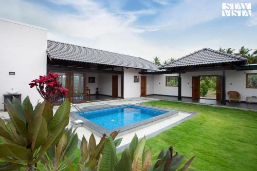 StayVista at Ava - The Country House with Breakfast & Miniature Golf