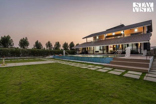 StayVista at Blisswood Cottage with Pool & Bar