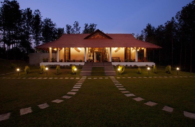 StayVista at Cedar - Strelitzia 2BHK with Breakfast and Jacuzzi