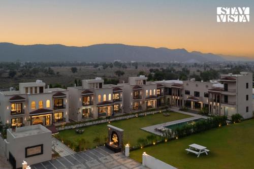 StayVista at Eleganza Villas with BBQ, Lawn, Bonfire