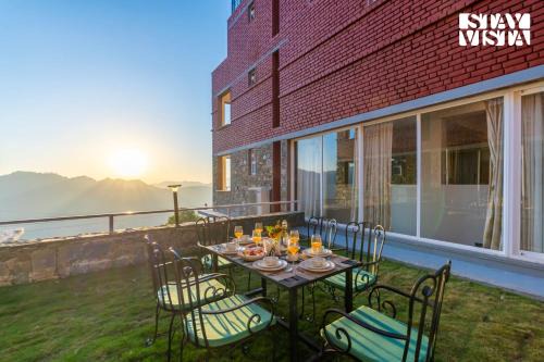 StayVista at Elm - Elysium Estate with Complimentary Hi-Tea, Hill View, Lawn