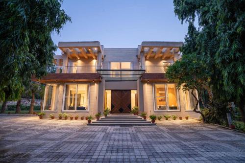 StayVista at Estate 10 by Tarika - Luxury 4BR with Outdoor Pool and Lawn, ideal of events in Delhi