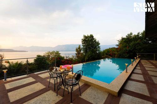 StayVista at Laguna Escape with Deck, Pool, Bathtub