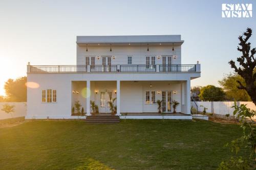 StayVista at Mustang Meadow - Lawn & WiFi