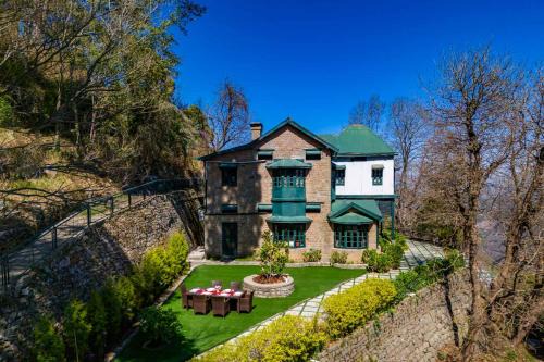 StayVista at Padam Hill- Pet Friendly Villa with Garden