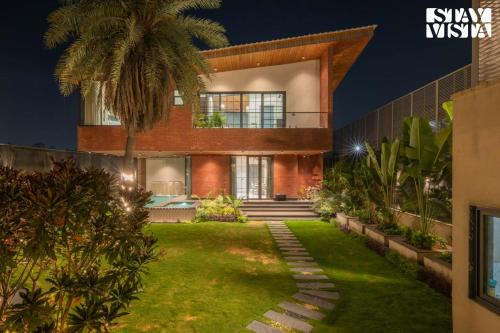 StayVista at Palm Tree Breeze with Pool, BBQ, Bonfire