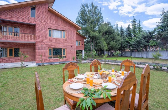 StayVista at Pinewood Villa - Pet Friendly Villa with Lawn & Pool Table