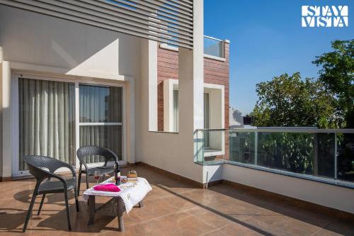 StayVista at Rootanian with Bathtub & Terrace