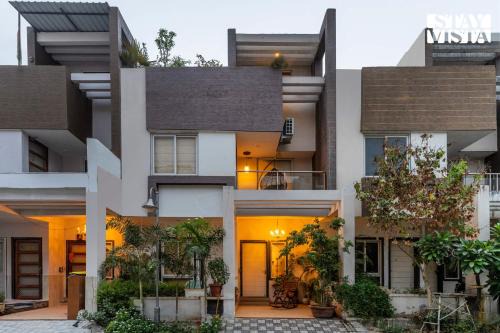 StayVista at Sitara with Jacuzzi & WiFi