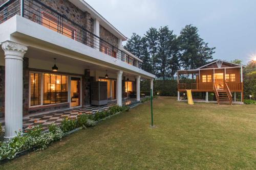 StayVista at The Banyan Abode with Pool Table, Pet Friendly & Outdoor Pool