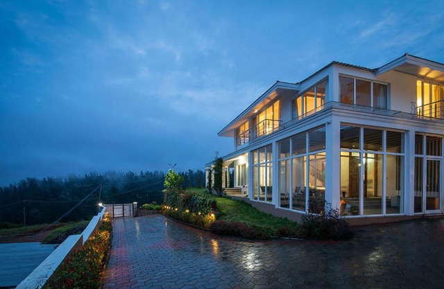 StayVista at The Lilly Ooty with Breakfast