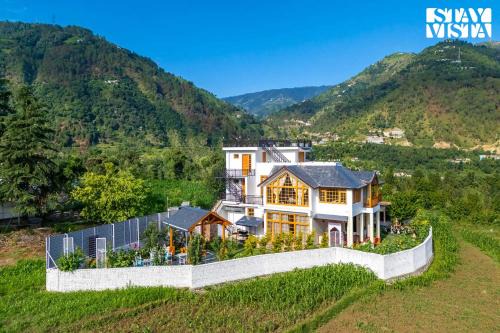 StayVista at The Oakridge Lavish 4 BHK villa in Dharamshala with Jacuzzi