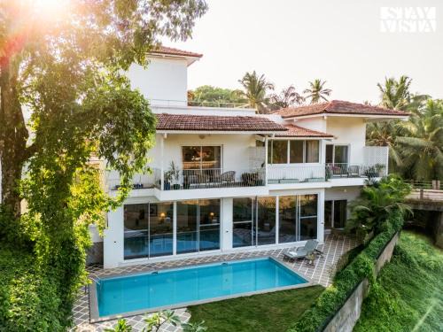 StayVista at Villa Magnifica - Private Pool, Wi-Fi