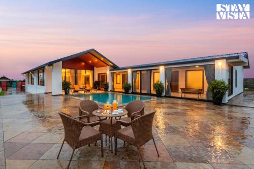 StayVista at Whispering Meadows - Pool, AC & View