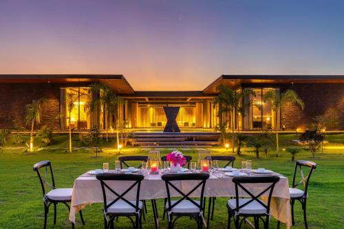 StayVista's Anantam - exquisite 4BR with Huge Swimming Pool Villa in Delhi