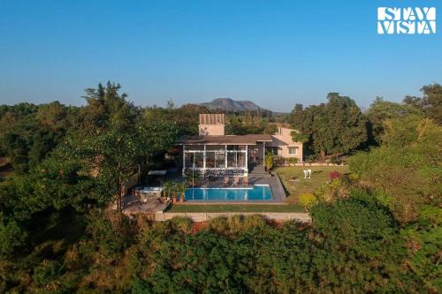 StayVista's The Estate - Luxury Living - Kusur - Mountain-View Villa with Private Pool, Outdoor Jacuzzi & Indoor-Outdoor Activities