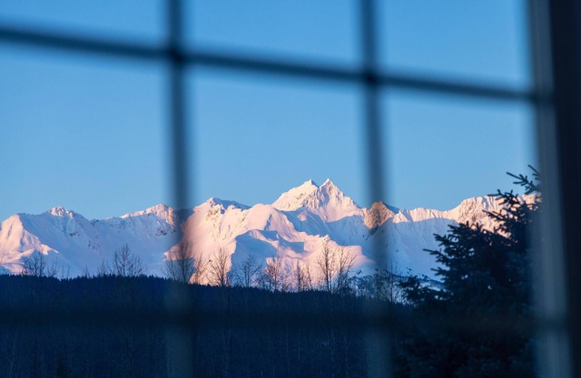 Stellar Heli Lodge with game room/lounge, hot tub, amazing mountain views