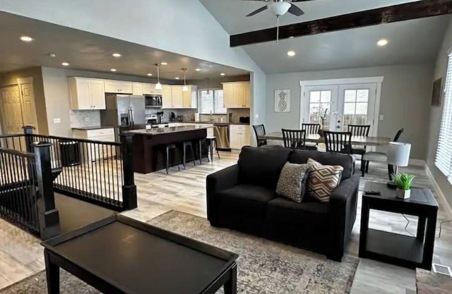 Stellar Sandy Getaway - New Remodel - Big Groups!