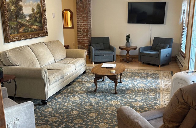 Step into history & unwind at Elixir apt a charming 🏡 at the❤️of NYHudson Valley