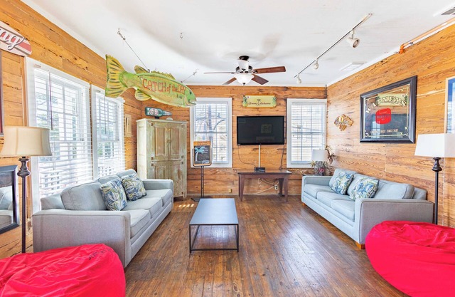 Steps from Duval, Private Hot Tub - Seaport Suite