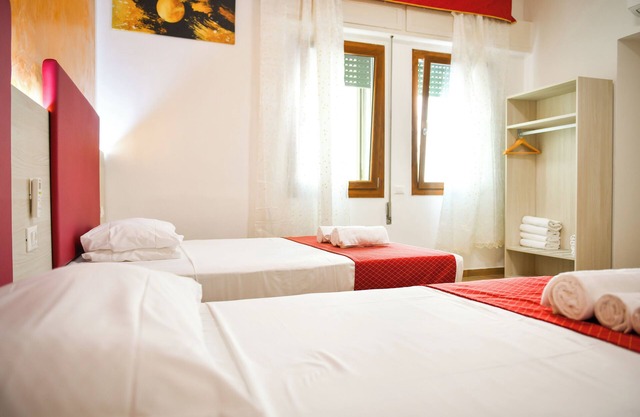 Steps from Mestre Station, 4 Mins to Venice, Food & Comfort All Around