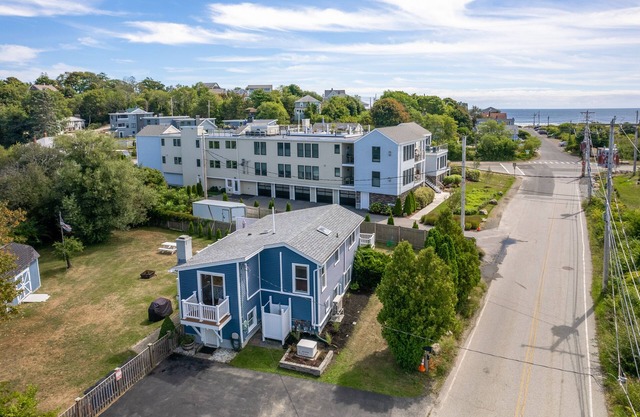 Steps to Good Harbor Beach, 5 Bedrooms, Air Conditioning, Large Deck, Fire Pit