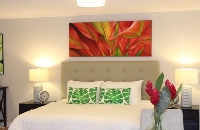 Steps to Kahala Beach, quiet, King bed, patio, parking, A/C, kitchenette & BBQ