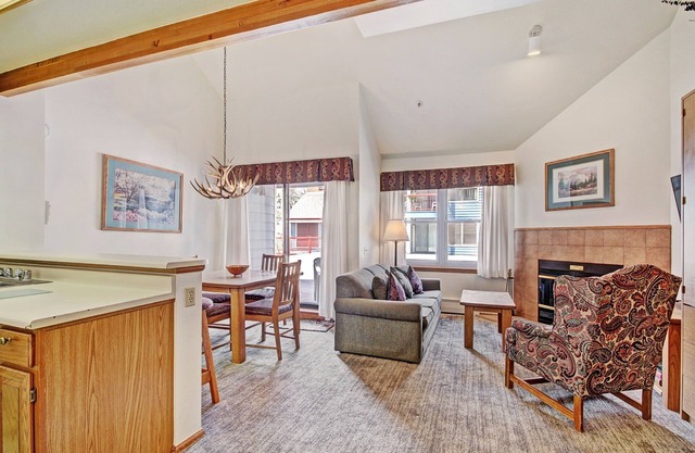 Steps to Mountain & Main St- Studio Loft by RedAwning