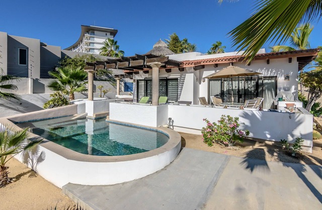 STEPS TO THE BEACH! PRIVATE POOL, PERFECT LOCATION!