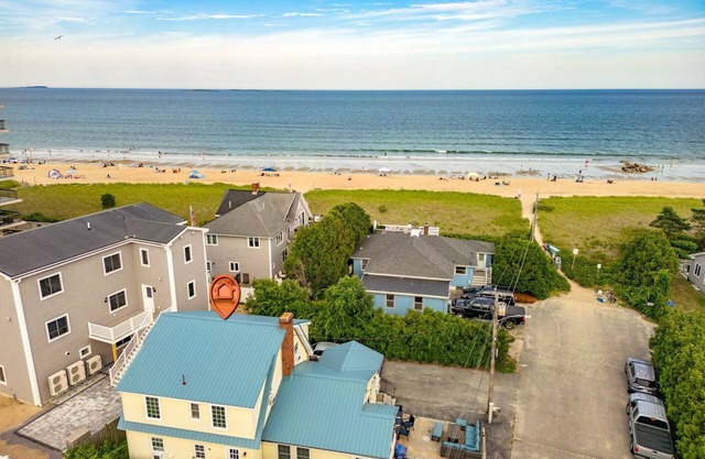 Steps to the Beach! Dog & Fam. Friendly, Outdoor Shower & Lounge Area, Sleeps 6