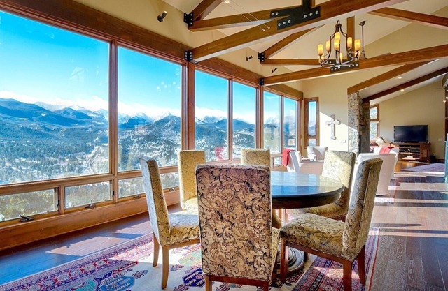 Stewart Highlands Vacation Home at Windcliff by RedAwning