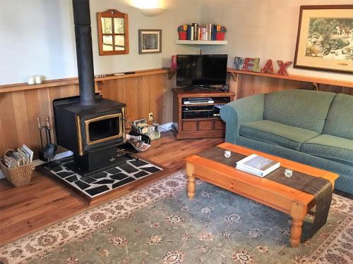 Sticks and Stones Cottage-Arbutus Grove