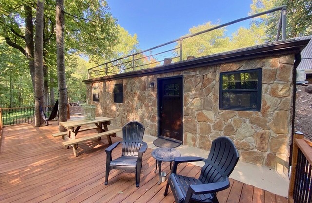 Sticks & Twine great cabin on a working farm on Paris Mountain close to it all
