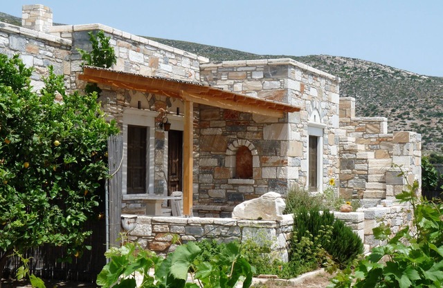 Stone-built houses Azalas, very quiet, directly by the beach, with fireplace