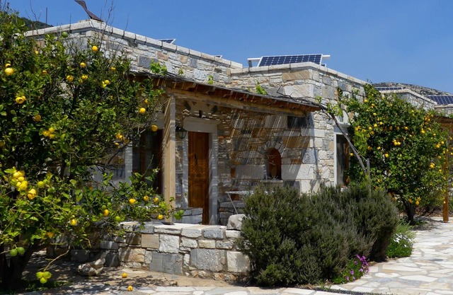 Stone-built houses Azalas, very quiet, directly by the beach, with fireplace