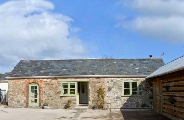 STONE COTTAGE, pet friendly, character holiday cottage in Nannerch