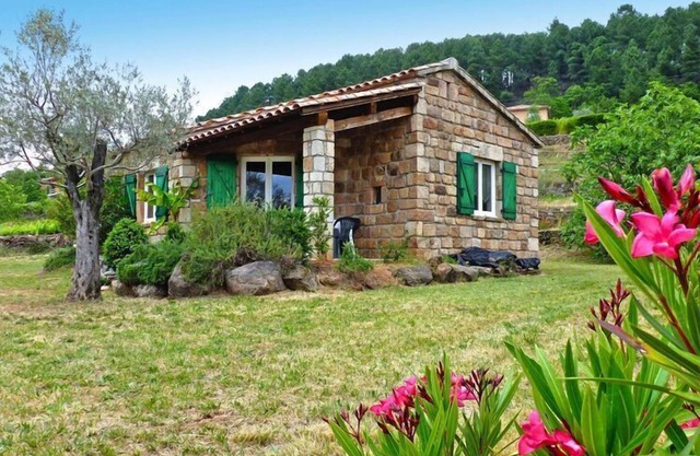 Stone cottage with shared pool, Chambonas