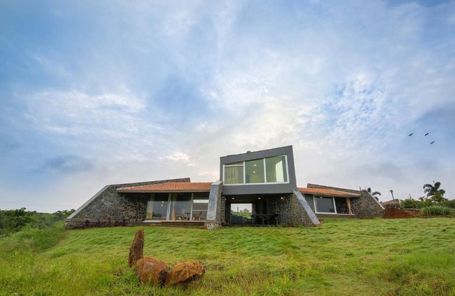 Stone House Bezze by StayVista with Lake view, Jacuzzi & Lawn - your perfect getaway