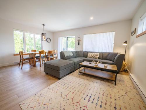 Storm Bay, Family Home with Hot Tub and Inlet View