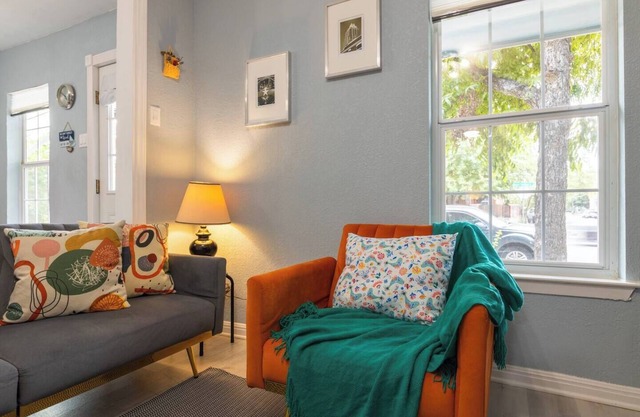 Straight-5★ Austin Stay ✔️ Sparkling Clean ❤️ Walk to Top Breweries & BBQ