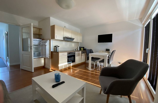 Strandnahe Fewo mit Großem Balkon, Kostenlosem Tiefgaragenstellplatz und Netflix