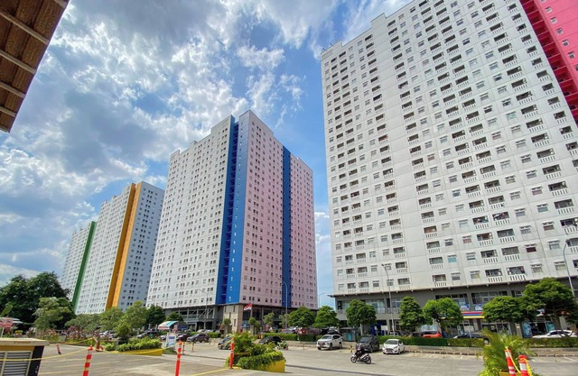 Strategic And Homey 2Br Green Pramuka Apartment
